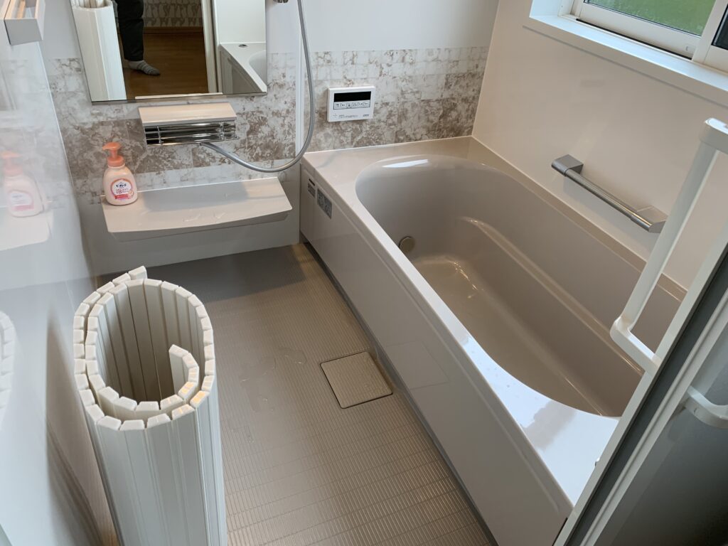 ［バスルームリフォーム］設備の入れ替えと、断熱工事や段差解消などのバリアフリー化 - 大富建設